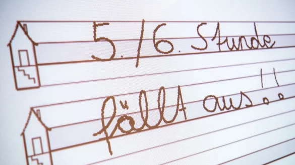 Streng nach Stundenplan wurden in Nordrhein-Westfalen im abgelaufenen Schuljahr 77,5 Prozent des Unterrichts erteilt. Daneben gab es besondere Unterrichtsformen, Vertretung, aber auch ersatzlose Ausfälle. (Symbolbild) - © Caroline SeidSeidel-Dißmannel/dpa
