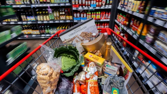 Viele Kunden wollen beim Weihnachtseinkauf in diesem Jahr auf günstigere Preise achten. - © Rolf Vennenbernd/dpa