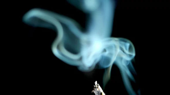 Auch wenn Passivrauchen gef&auml;hrlich ist: Ein Gericht kann einem Elternteil in der Regel nicht verbieten, in Gegenwart der Kinder zu rauchen, solange keine konkrete Kindeswohlgef&auml;hrdung vorliegt. - &copy; Karl-Josef Hildenbrand/dpa/dpa-tmn