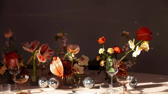 Schön arrangiert: Auch Blumen können als weihnachtliche Dekoration auf der Festtafel glänzen. - © tollwasblumenmachen.de/dpa-tmn