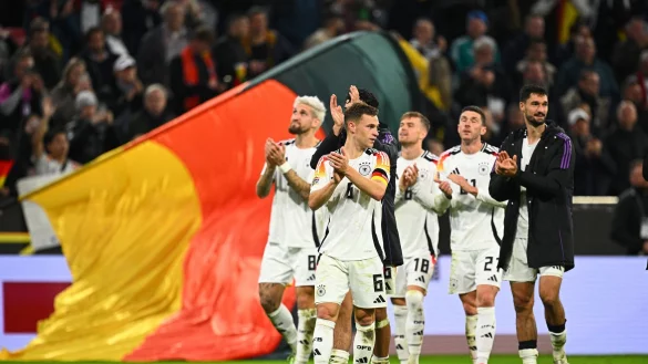 Gl&uuml;ckliche deutsche Spieler um Kapit&auml;n Joshua Kimmich (vorne) auf der Jubelrunde durch das Stadion. - &copy; Tom Weller/dpa