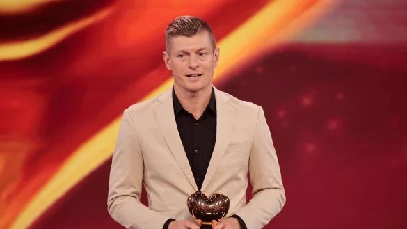 Der ehemalige Fußball-Weltmeister Toni Kroos hilf schwer kranken Kindern. - © Carsten Koall/dpa