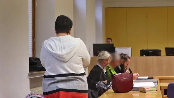 Die Angeklagte Mutter im Gerichtssaal des Landgerichts Schweinfurt: &laquo;Ich bin sehr traurig und f&uuml;hle mich Pauline gegen&uuml;ber sehr schuldig.&raquo; - &copy; Karl-Josef Hildenbrand/dpa