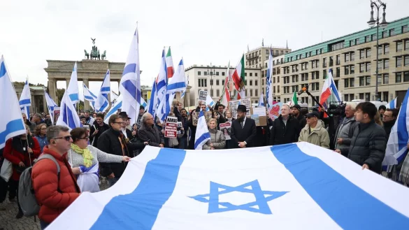 Anl&auml;sslich des Jahrestags des Hamas-&Uuml;berfalls wird aus Solidarit&auml;t mit Israel demonstriert. - &copy; Joerg Carstensen/dpa