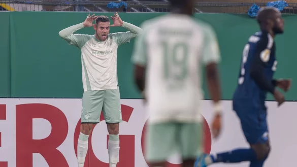 Marvin Ducksch von Werder Bremen feiert sein Tor zum 1:0 in Paderborn. - &copy; David Inderlied/dpa