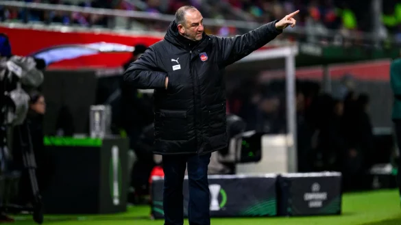 Frank Schmidt verpasste mit dem 1. FC Heidenheim knapp den direkten Sprung ins Achtelfinale der Conference League. - © Tom Weller/dpa