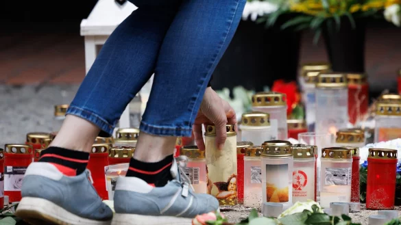 Trauerkerzen stehen an einem Tatort in der Paderborner Innenstadt. Acht Monate nach einem t&ouml;dlichen Angriff auf einen 30-J&auml;hrigen vor einem Kiosk in Paderborn hat das Landgericht ein Urteil gegen zwei M&auml;nner gesprochen. - &copy; Friso Gentsch/dpa