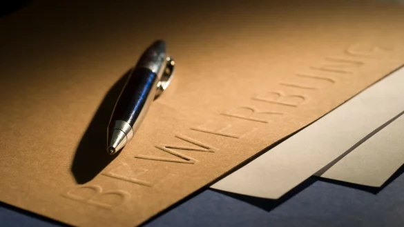 Bewerbung per Post versenden? Das war einmal. Inzwischen werden Bewerbungen überwiegend digital versendet. - © Jens Schierenbeck/dpa-tmn