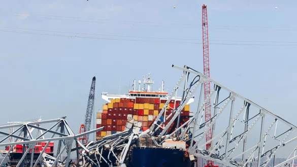 Die eingest&uuml;rzte Francis-Scott-Key-Br&uuml;cke liegt auf dem Containerschiff &laquo;Dali&raquo; (Archiv). Der Frachter wurde im Mai von der Unfallstelle geschleppt. (Archivbild) - &copy; Julia Nikhinson/AP/dpa