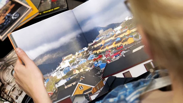 Oh, wie sch&ouml;n! Fotob&uuml;cher sind beliebte Weihnachtsgeschenke. - &copy; Mascha Brichta/dpa-tmn