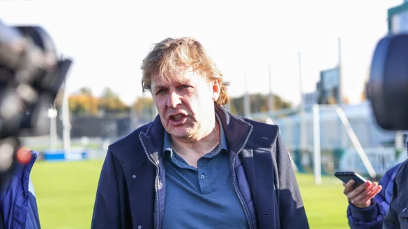 Bis zum Saisonende Sportdirektor beim FC Schalke 04: Youri Mulder. - © Tim Rehbein/dpa