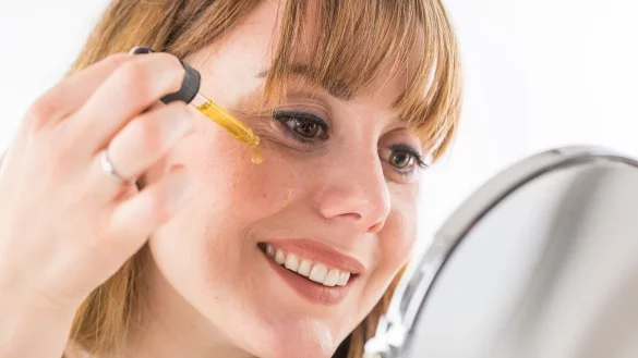 Hyalurons&auml;ure-Seren bieten laut &bdquo;&Ouml;ko-Test&ldquo; keinen nachgewiesenen Vorteil gegen&uuml;ber herk&ouml;mmlichen Feuchtigkeitscremes. - &copy; Christin Klose/dpa-tmn