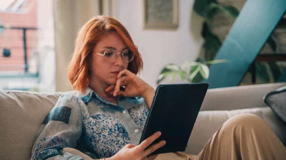 Interessant: Mehr &uuml;ber Daten und Digitales lernen klappt auch ganz entspannt auf dem Sofa. - &copy; Zacharie Scheurer/dpa-tmn