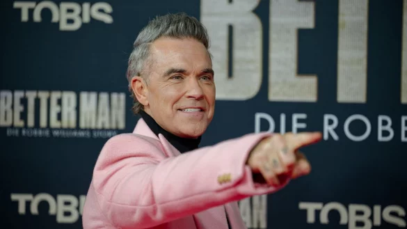 Robbie Williams kommt winterlich gekleidet zur Deutschland-Premiere seines Biopics. - © Henning Kaiser/dpa