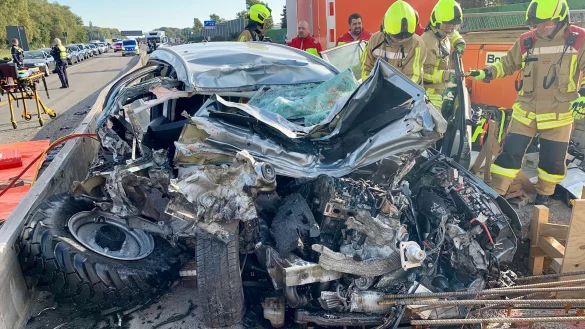 Nach einer Kollision mit einem Baustellenfahrzeug liegt ein zerst&ouml;rtes Auto an einer Baustelle der A2 bei Bottrop. Die beiden Insassen wurden schwer verletzt. - &copy; -/Feuerwehr Bottrop/dpa