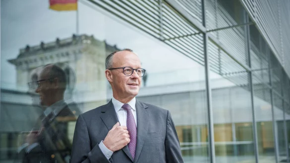 Kanzlerkandidat Merz will nach einem Wahlsieg einen Wechsel in der Asyl- und Einwanderungspolitik. - © Michael Kappeler/dpa