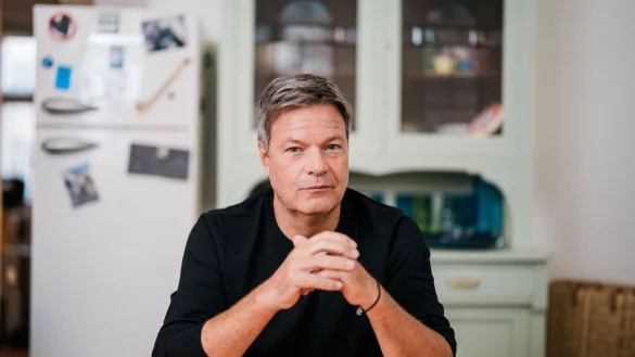 Vom K&uuml;chentisch in das Kanzleramt? Robert Habeck sitzt nach eigenen Angaben in seinem Bewerbungsvideo am K&uuml;chentisch von Freunden. - &copy; Elias Keilhauer/Robert Habeck/B&uuml;ndnis 90/Die Gr&uuml;nen/dpa