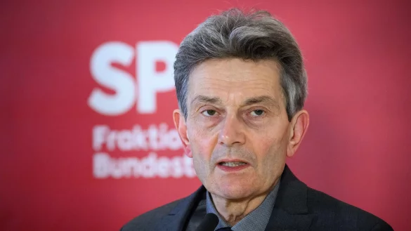 Begr&uuml;&szlig;t verst&auml;rkte Debatte &uuml;ber diplomatische L&ouml;sung des Ukraine-Kriegs: Rolf M&uuml;tzenich. - &copy; Bernd von Jutrczenka/dpa