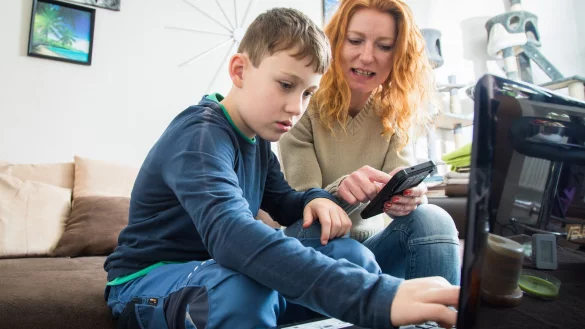 Eltern sorgen sich um die Onlinesicherheit ihrer Kinder: Und sie w&uuml;nschen sich altersgerechte Anleitung. - &copy; Christin Klose/dpa-tmn