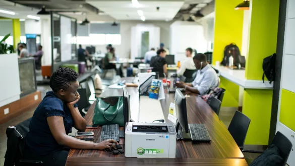 In &auml;rmeren L&auml;ndern kann ein Internet-Zugang fast ein Drittel des Monatseinkommens kosten (Archivbild) - &copy; Bernd von Jutrczenka/dpa