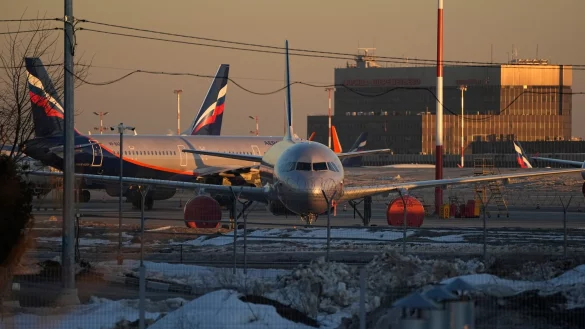 Auf Flughäfen der russischen Hauptstadt kommt es immer wieder zu vorübergehenden Verboten von Starts und Landungen aus Sicherheitsgründen, wenn etwa die Flugabwehr im Einsatz ist. (Archivbild) - © Pavel Golovkin/AP/dpa