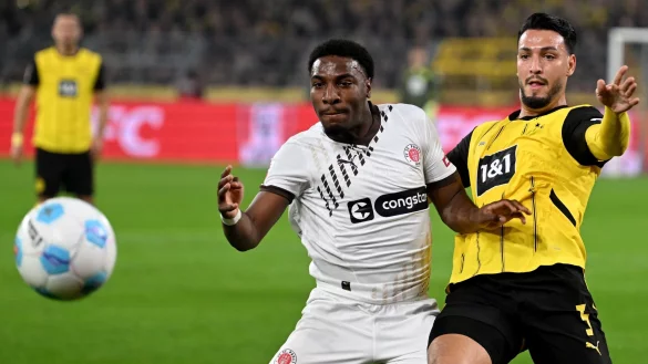 Sorgte f&uuml;r die 1:0-F&uuml;hrung des BVB: Rami Bensebaini (r.). - &copy; Bernd Thissen/dpa