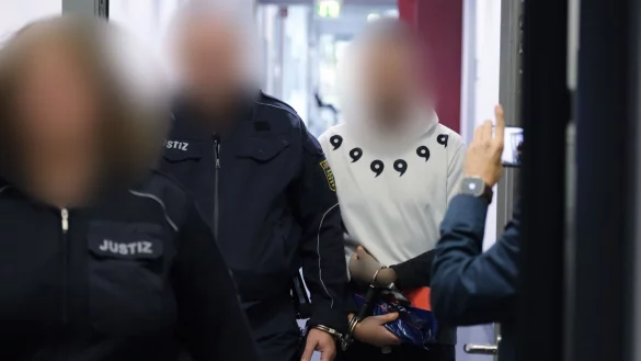 Ein 38-Jähriger soll einem Mann auf dessen Verlangen hin bei einem fingierten Machetenüberfall mehrere Finger abgeschlagen haben. (Archivbild) - © Sebastian Willnow/dpa