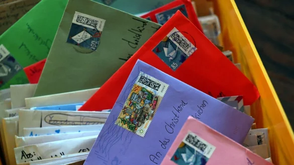 Fast 600.000 Kinderbriefe aus aller Welt kamen in den vergangenen Wochen bei den sieben Weihnachtspostfilialen an. - © Federico Gambarini/dpa