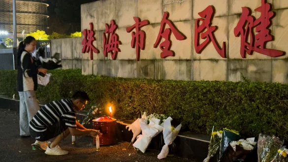 Menschen legen Blumen vor einem Sportzentrum nieder, wo ein Mann mit seinem Auto 35 Menschen t&ouml;tete. - &copy; Ng Han Guan/AP
