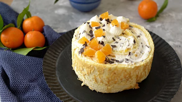 Mit ihrem gewickelten Biskuitboden und cremig-fruchtiger Füllung macht sich diese Torte auf jeder festlichen Kaffeetafel gut. - © Mareike Pucka/biskuitwerkstatt.de/dpa-tmn