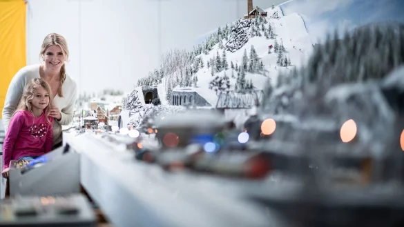 Winterzauber-Idylle: So eine puderzuckrige Modellbahnanlage weckt nostalgische Weihnachtsgef&uuml;hle, klar - aber ist eine Modellbahn auch heute f&uuml;r Kinder sinnvoll? - &copy; Fabian Strauch/dpa/dpa-tmn