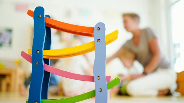 Schon wieder die ganze Gruppe alleine betreuen? Teams brauchen klare Regeln f&uuml;r Zeiten, in denen viele Besch&auml;ftigte krank sind. - &copy; Uwe Anspach/dpa/dpa-tmn