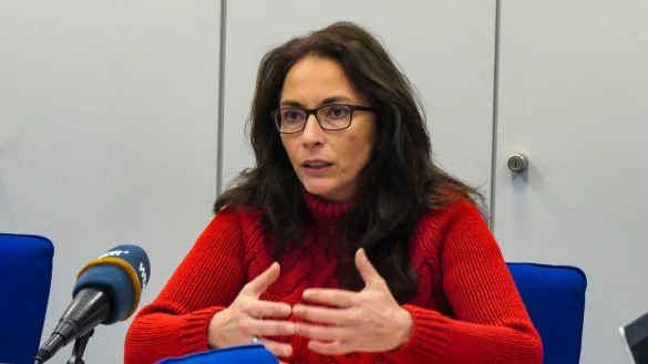 DGB-Chefin Yasmin Fahimi hat den Vorstand der Thyssenkrupp-Stahlsparte kritisiert. Bei einer Betriebsversammlung habe er konkrete Fragen aus der Belegschaft nicht beantwortet. - © Helge Toben/dpa