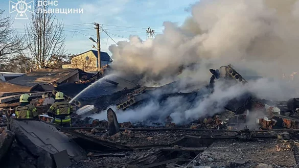 Feuerwehrleute l&ouml;schen einen Brand in Lwiw nach einem russischen Raketenangriff. - &copy; Uncredited/Ukrainian Emergency Service via AP/dpa