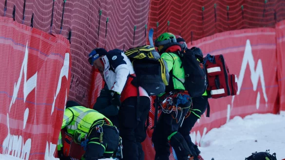 Cyprien Sarrazin war beim Training in Bormio schwer gestürzt. - © Alessandro Trovati/AP/dpa