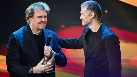 S&auml;nger Howard Carpendale (links) und sein Sohn Wayne - hier im Oktober 2023 bei der Verleihung des Medienpreises &laquo;Goldene Henne&raquo;. (Archivbild) - &copy; Hendrik Schmidt/dpa