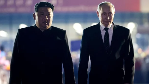 Kremlchef Wladimir Putin und Nordkoreas Machthaber Kim Jong Un haben im Juni auch gegenseitigen milit&auml;rischen Beistand vereinbart, wenn eines der beiden L&auml;nder angegriffen wird. (Archivbild) - &copy; Gavriil Grigorov/Pool Sputnik Kremlin/AP/dpa