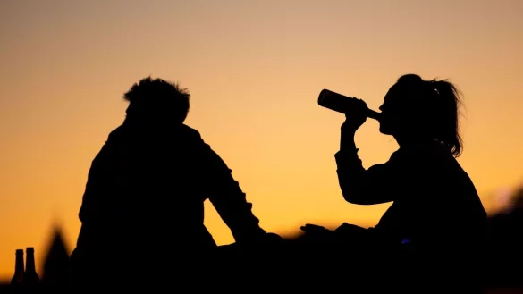 Die Zahl jugendlicher Trinker ist zuletzt zur&uuml;ckgegangen. (Symbolbild) - &copy; Marius Becker/dpa