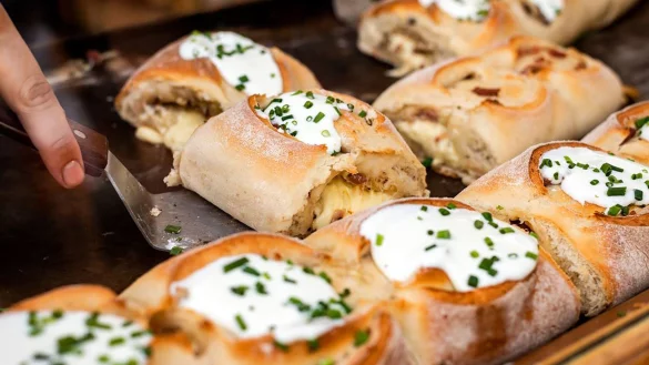 Krönendes Topping auf einem deftigen Handbrot ist eine Mischung aus Quark oder Schmand mit Schnittlauchröllchen. - © Handbrotzeit/dpa-tmn