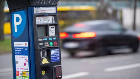 Beh&ouml;rden warnen vor Betr&uuml;gereien an Parkautomaten, bei denen Kriminelle echte QR-Codes &uuml;berkleben. - &copy; Monika Skolimowska/dpa/dpa-tmn