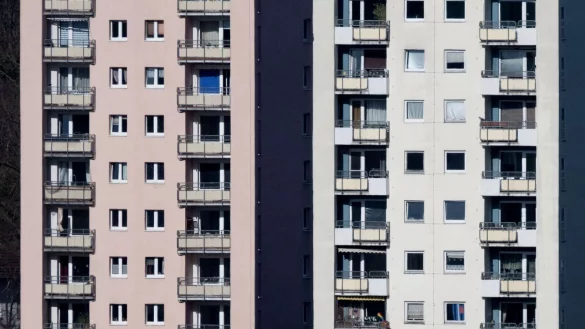 Ob in einem bestimmten Gebiet die Mietpreisbremse gilt, legen die Bundesländer selbst fest. Ob das befristet eingeführte Bundesgesetz, das ihnen dies erlaubt, über Ende 2025 hinaus verlängert wird, steht noch nicht fest. - © Marijan Murat/dpa