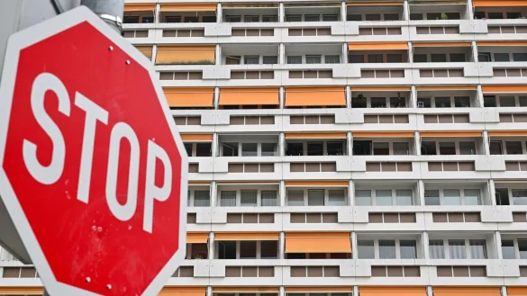 Sehr viele Menschen ächzen unter den Kosten fürs Wohnen (Archivbild). - © Patrick Pleul/dpa