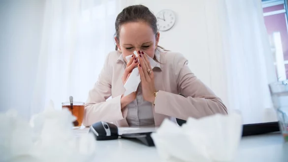Husten, Schnupfen, Heiserkeit: So mancher Arbeitnehmer fragt sich dann, ob eine Krankmeldung nun gerechtfertigt ist oder nicht. - © Christin Klose/dpa-tmn