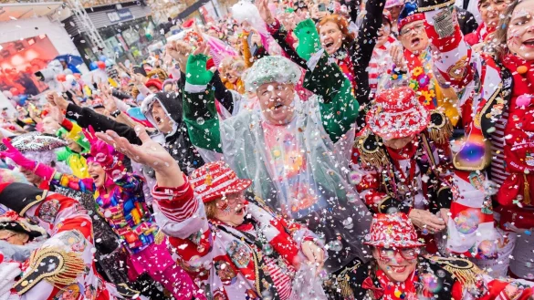 Die erste Bilanz der K&ouml;lner Polizei f&uuml;r den Karnevalsauftakt ist positiv. - &copy; Rolf Vennenbernd/dpa