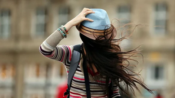 Mit zerzausten Haaren in die Herbstsaison: Der Trend der &laquo;Frazzled English Woman&raquo; erlebt in den sozialen Medien wie TikTok immer wieder ein Comeback. - &copy; Oliver Berg/dpa/dpa-tmn