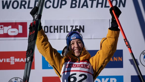 Franziska Preuß jubelt ganz oben auf dem Podest. - © Georg Hochmuth/APA/dpa