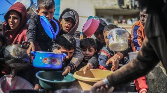 Kinder im Gazastreifen erhalten Lebensmittel. (Archivbild) - &copy; Mohammed Talatene/dpa