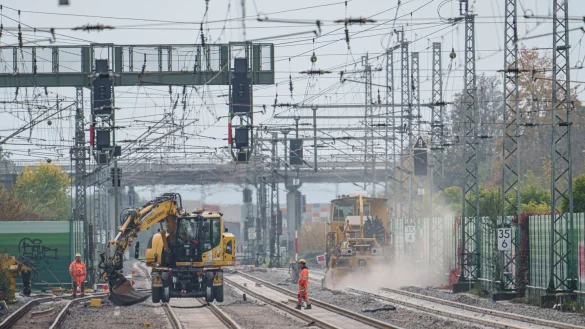 Nach fünf Monaten Bauzeit rollt ab Sonntag wieder der Zugverkehr über die Riedbahn. (Archivbild) - © Andreas Arnold/dpa