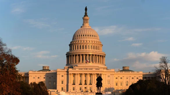 Das US-Parlament steckt kurz vor der Weihnachtspause in einem schweren Haushaltsstreit - befeuert vom designierten US-Präsidenten Donald Trump. (Archivbild) - © Jose Luis Magana/AP/dpa