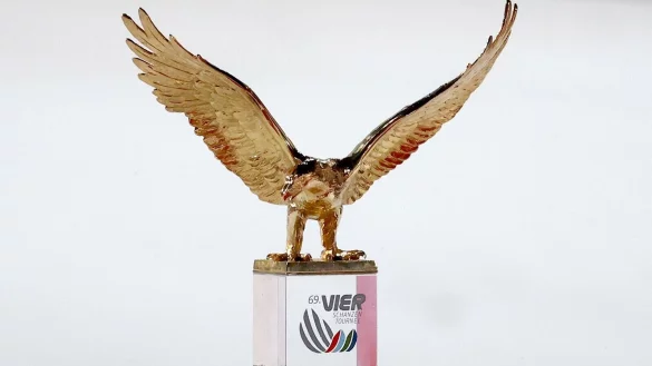 Der goldene Adler für den Sieger der Vierschanzentournee. - © Daniel Karmann/dpa